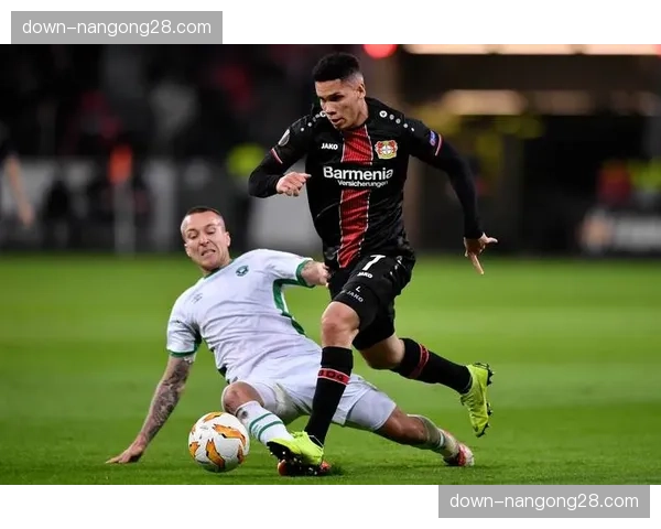 赛前最后一练，科隆队重点演练应对勒沃库森边路进攻的策略