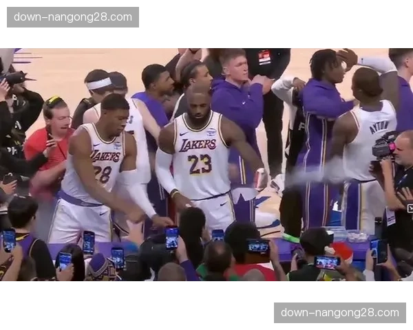 快船击败湖人赢得德比，伦纳德高效32分，詹姆斯里程悲